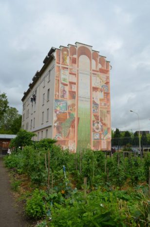 リヨンのマンション壁画の全景