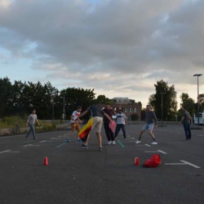 試合観戦後に駐車場でサッカーをするドイツ人たち