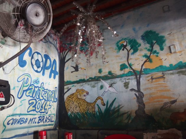 パンタナールの店内壁画、湿原とチーター
