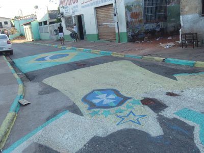 ブラジル国旗とユニフォームが描かれた路地