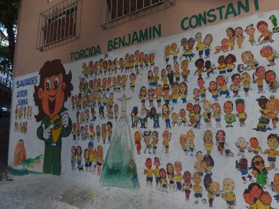 住民たちとセナの壁画