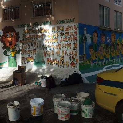 住民とブラジル代表壁画の街角